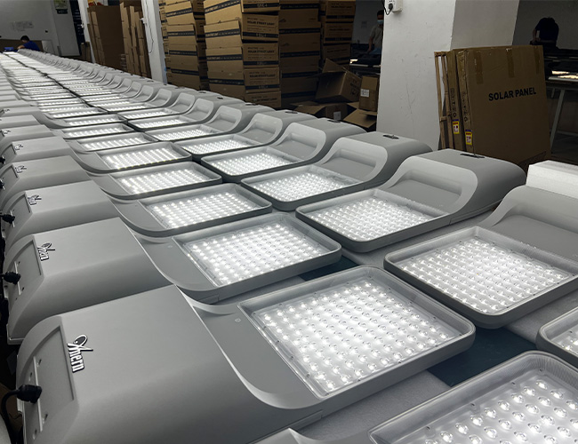 Все в двух солнечных уличных светильников