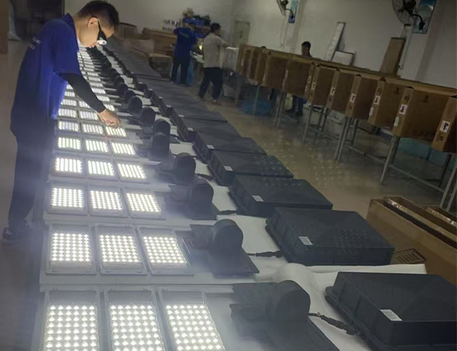 Все в одном уличном свете