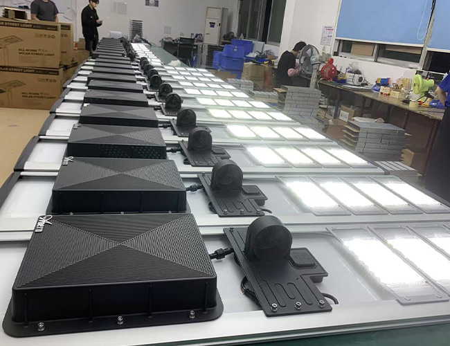 все в одном: уличный светильник на солнечной энергии