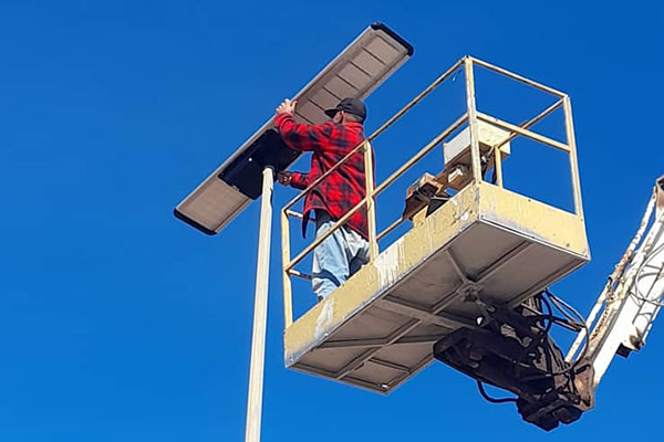 В чем разница между солнечной энергии уличные фонари и обычные сетки питание уличные фонари?